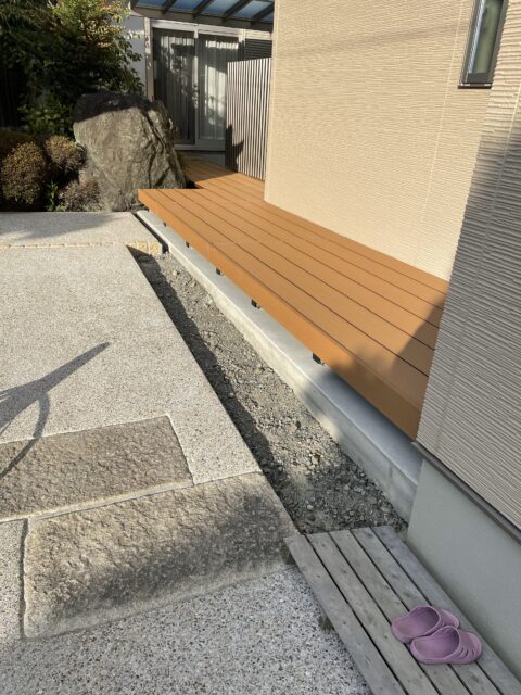 人工木デッキ　目隠しフェンスを新規設置しました